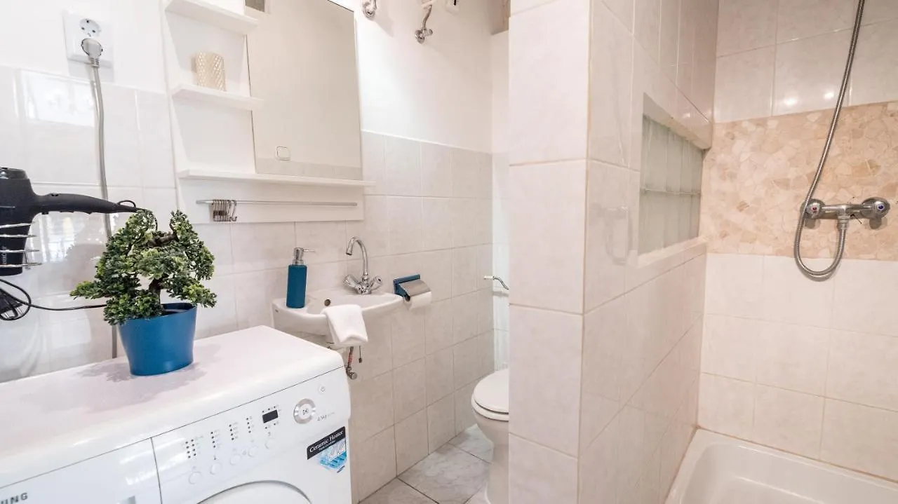 Central Quiet Studio B&B, Airport Connection Budapest